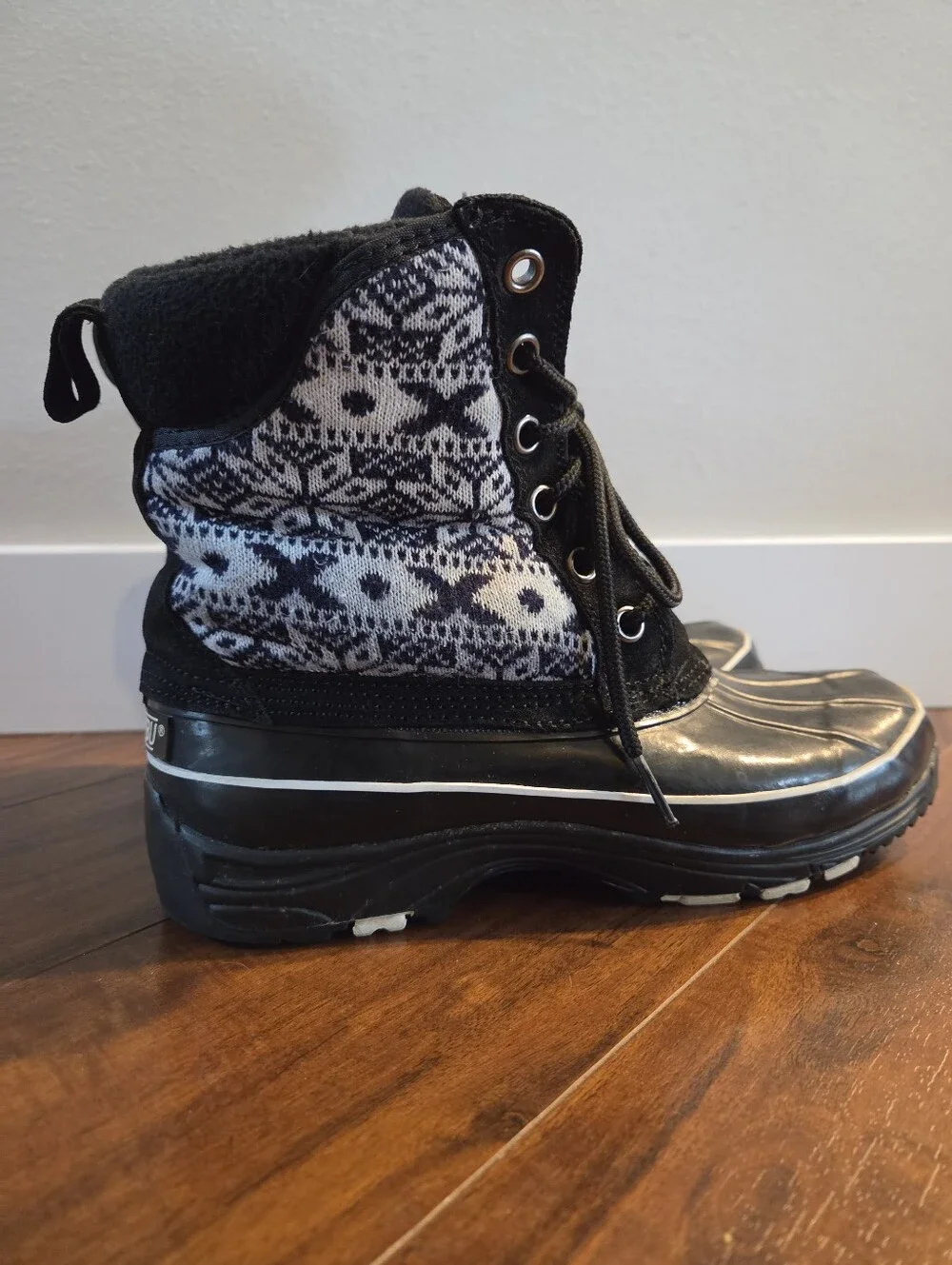 Khombu Black and White Women's Winter Boots Geometric Print Size 6M